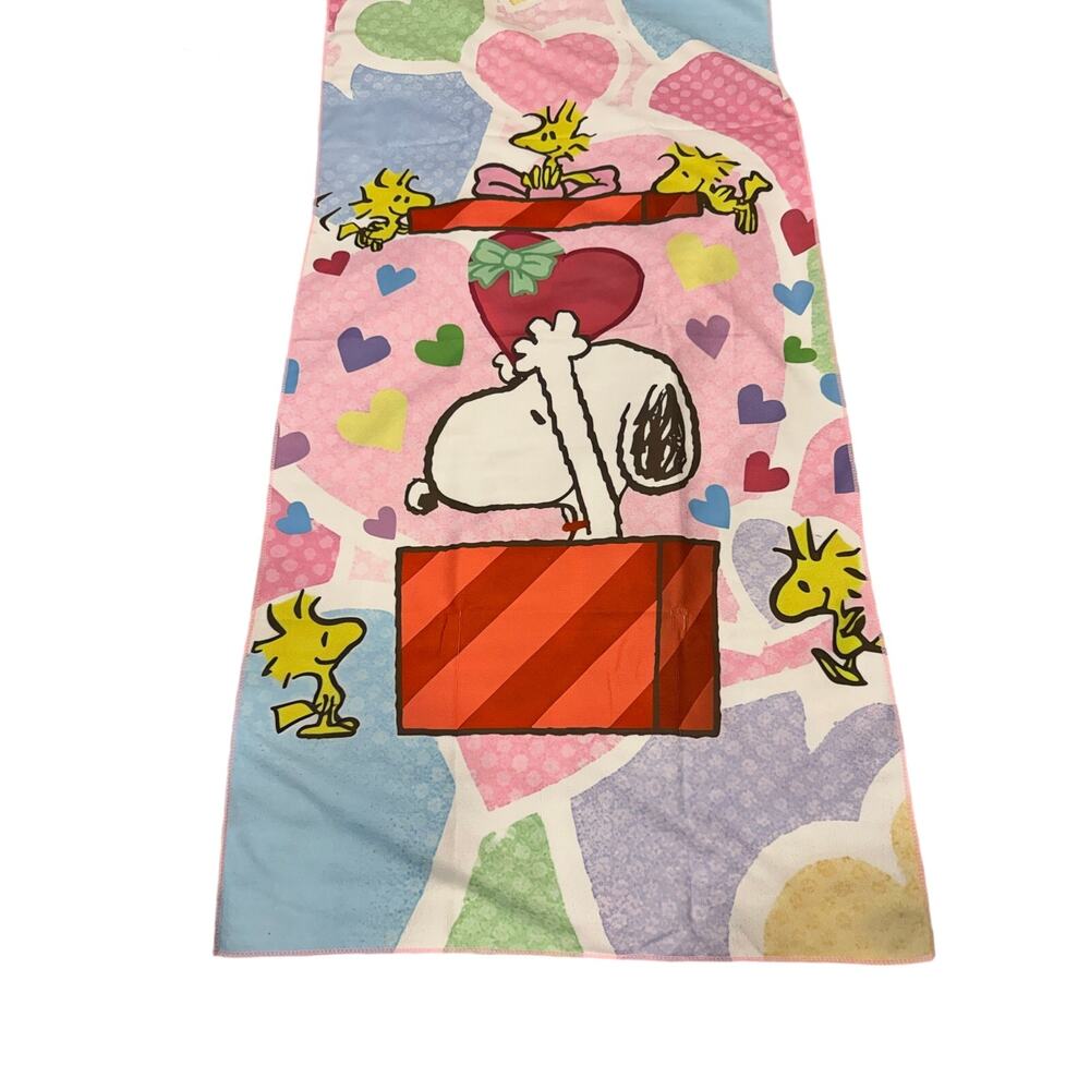 Snoopy peanuts come out of a present beach towel